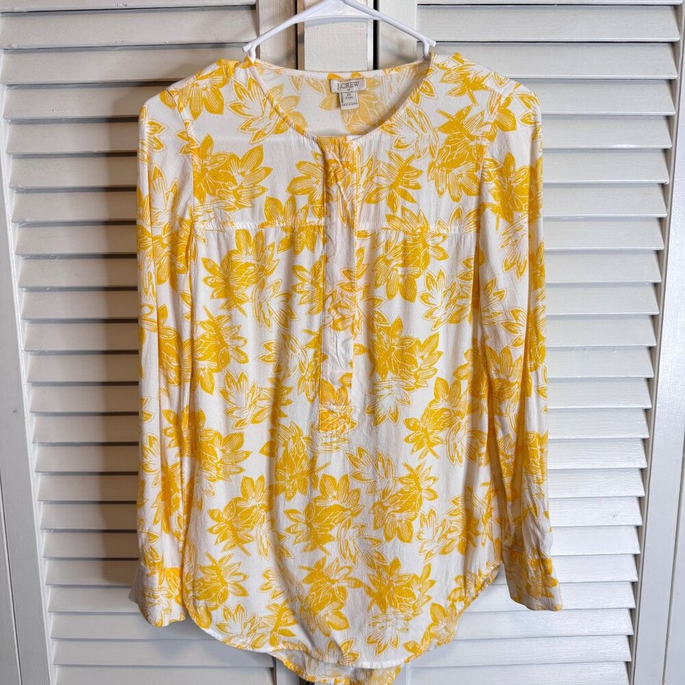 J.CREW PETITE YELLOW FLORAL 100% VISCOSE LIGHTWEIGHT 1/2 HIDDEN BUTTON BLOUSE